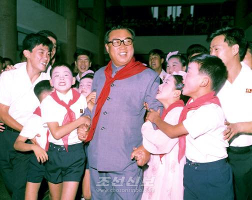 Kim Il-song obklopen dětmi (časté vyobrazení)
