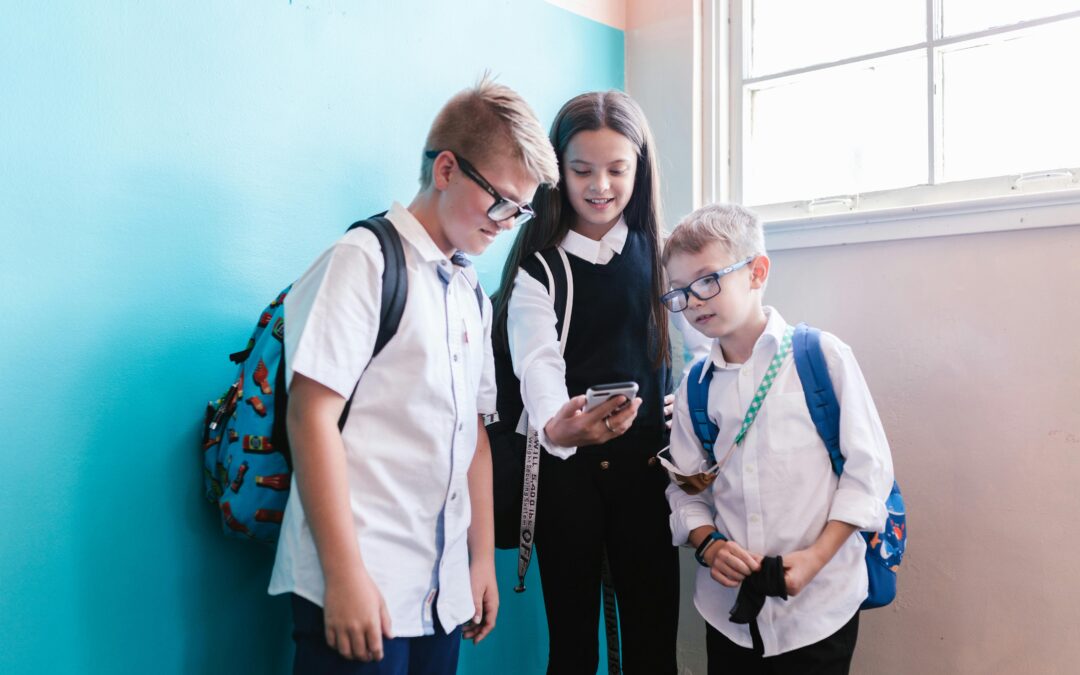 „Já bych všechny ty mobily na školách zakázala.“ Mají se české školy připravit na celoplošnou regulaci?