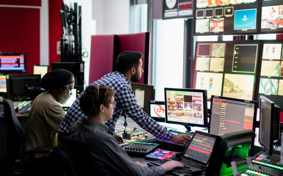 Důvěra v&nbsp;média se propadá, zpravodajství kralují sociální sítě, vyplývá ze studie