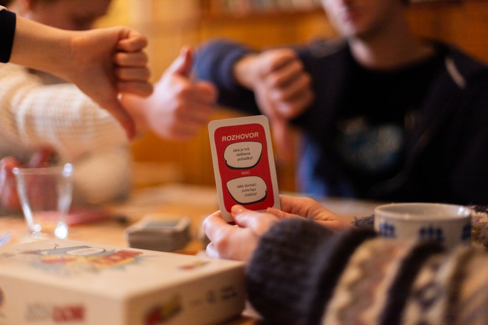 Hráči hlasují palcem nahoru nebo dolů u karty Rozhovor